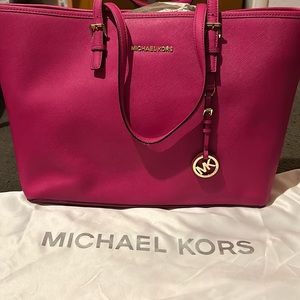 Large Jet Set style tote. Magenta color.